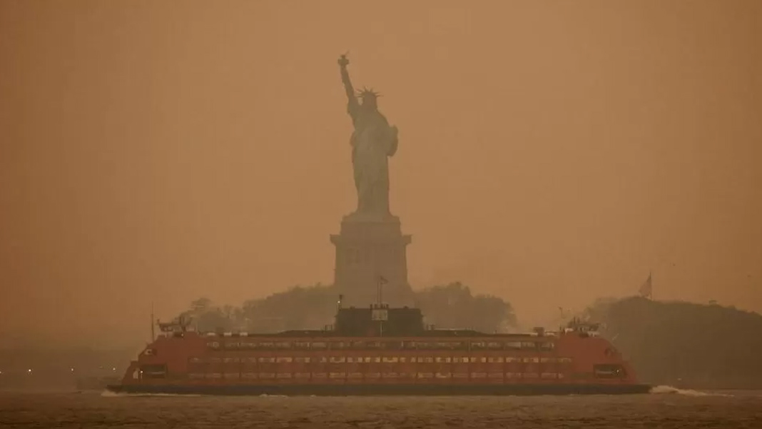 400'den fazla yangın devam ediyor: Özgürlük Anıtı gözden kayboldu