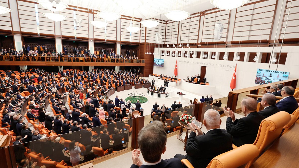 Yeni bakanlar Meclis'te yemin etti