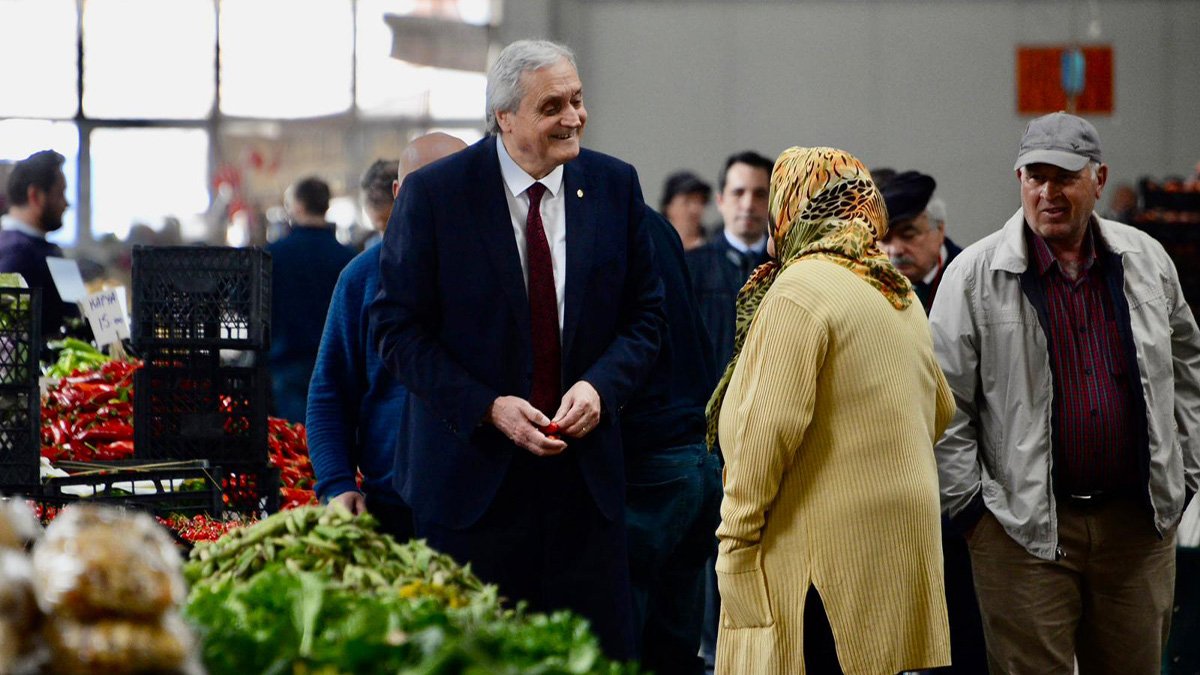 Başkan Bakkalcıoğlu kapalı pazarda hemşehrileri ile bir araya geldi