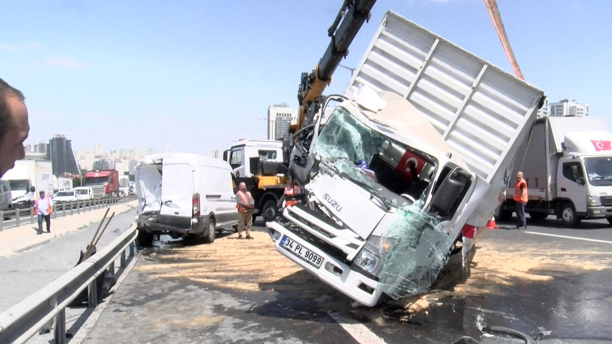 Esenyurt'ta kaza: Emniyet şeridindeki araçlara kamyonet çarptı