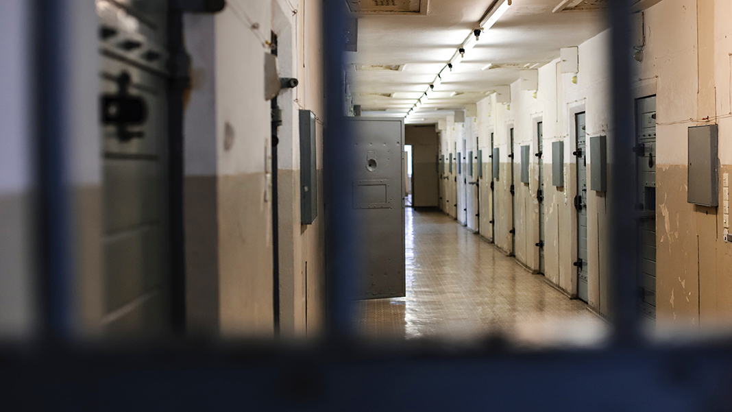 Erdoğan'ın afişine ‘bıyık çizdi' iddiasıyla tutuklanan çocuğun babasından çağrı: Perişan durumdayız