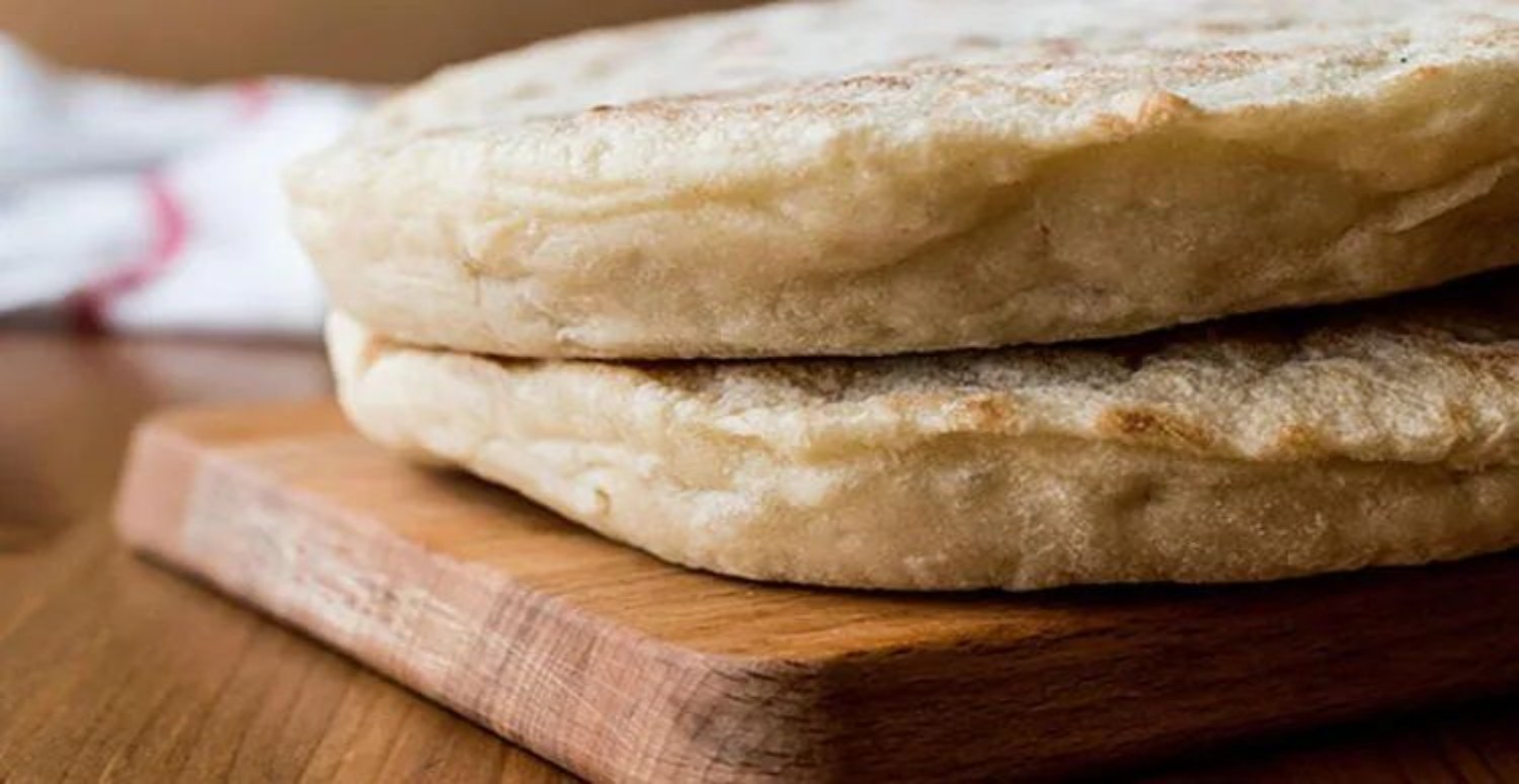 Bu lezzeti yiyen kendinden geçecek! Kahvaltı sofralarını zengileştirecek patatesli kaşarlı bazlama tarifi!