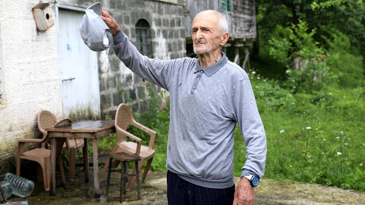 Pandemi bitmesine rağmen karantinayı sürdürüyor: Evde tek başına