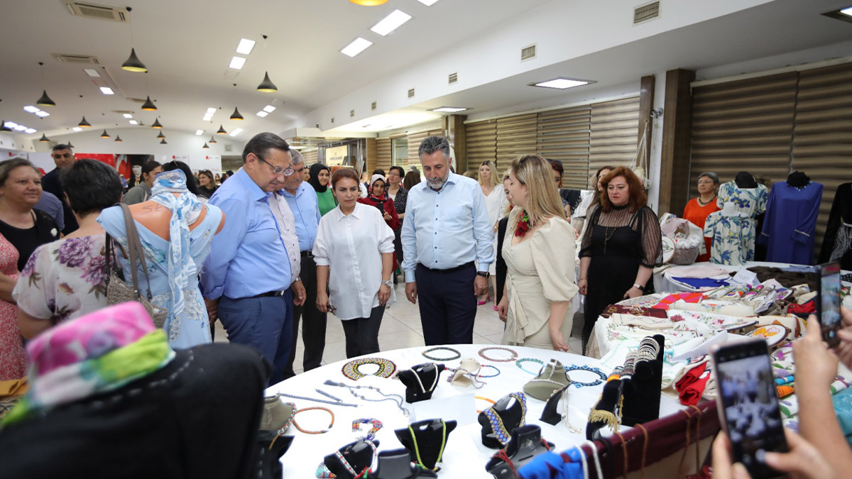 Bayraklılı kadınların el emeği ürünleri göz kamaştırdı