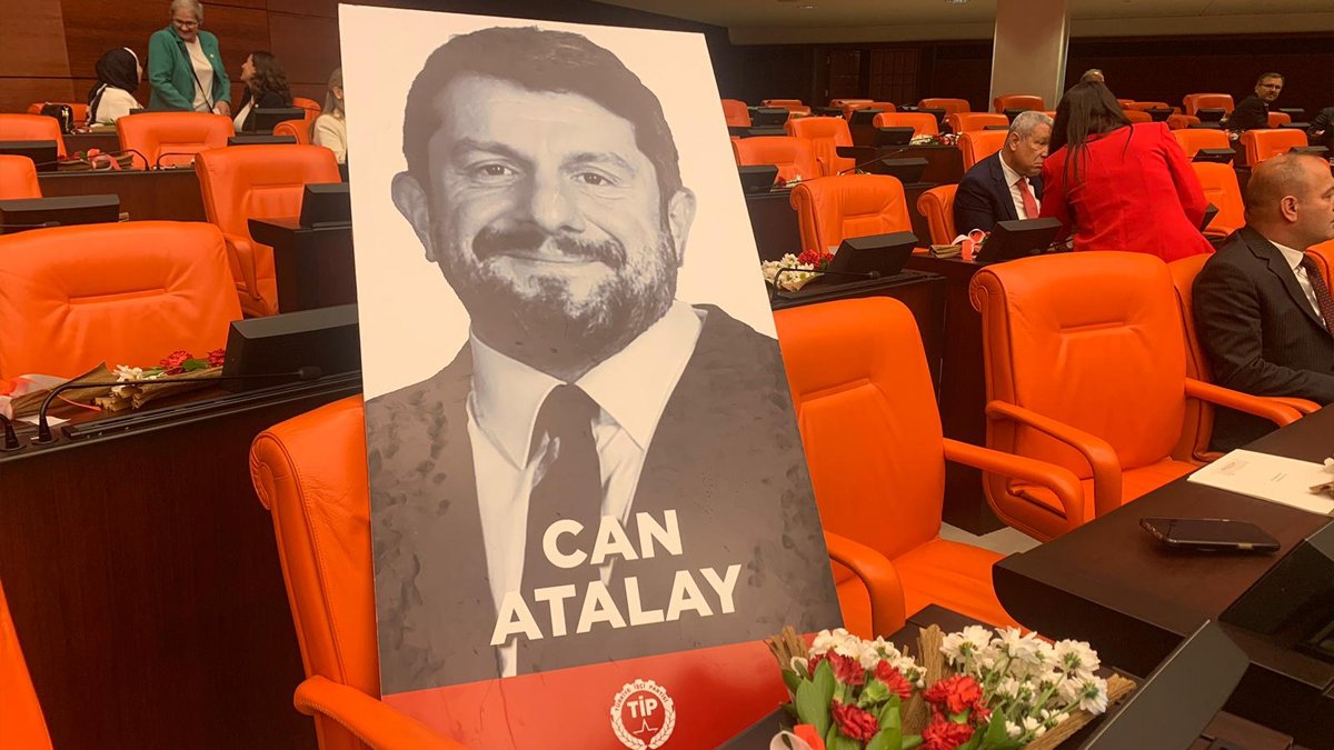 Avukatlardan adliye önünde açıklama: Can Atalay'ın esir tutulmasına izin vermeyeceğiz