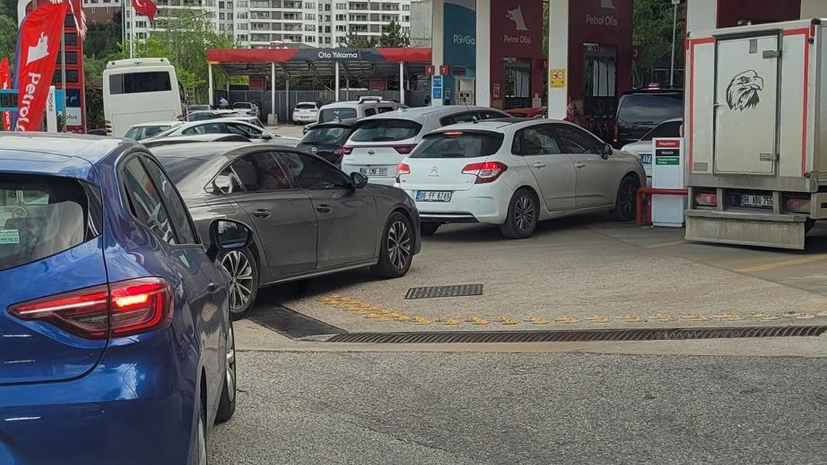 Akaryakıt istasyonlarında uzun kuyruklar oluştu