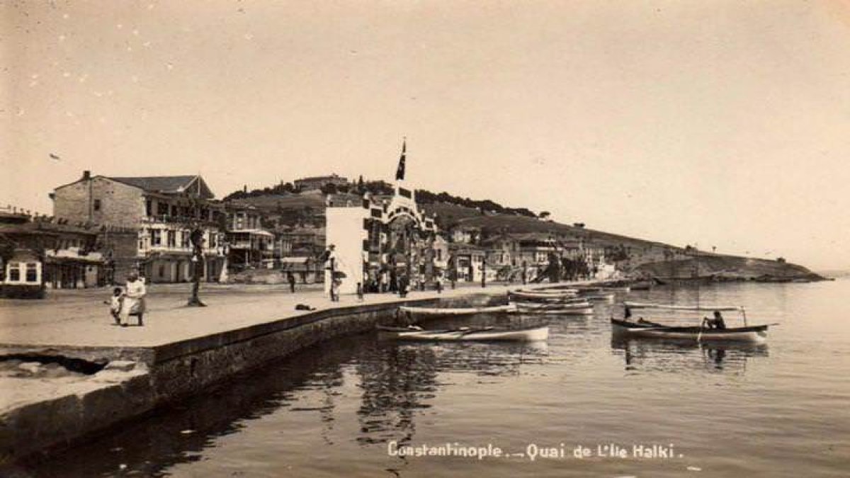 ‘Saz seslerinin sahile aksettiği demler, âh o demler!’