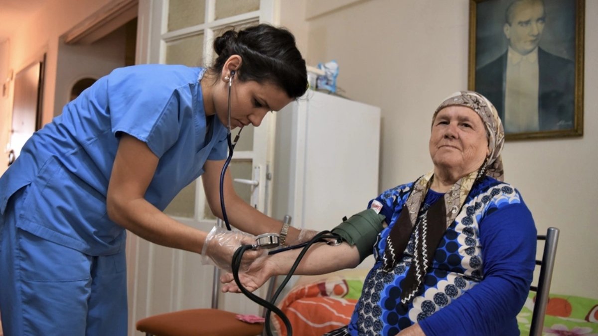 Evde hasta yakını olanlar dikkat! 80 yaş üstü vatandaşları kapsayacak: Bakan Koca duyurdu