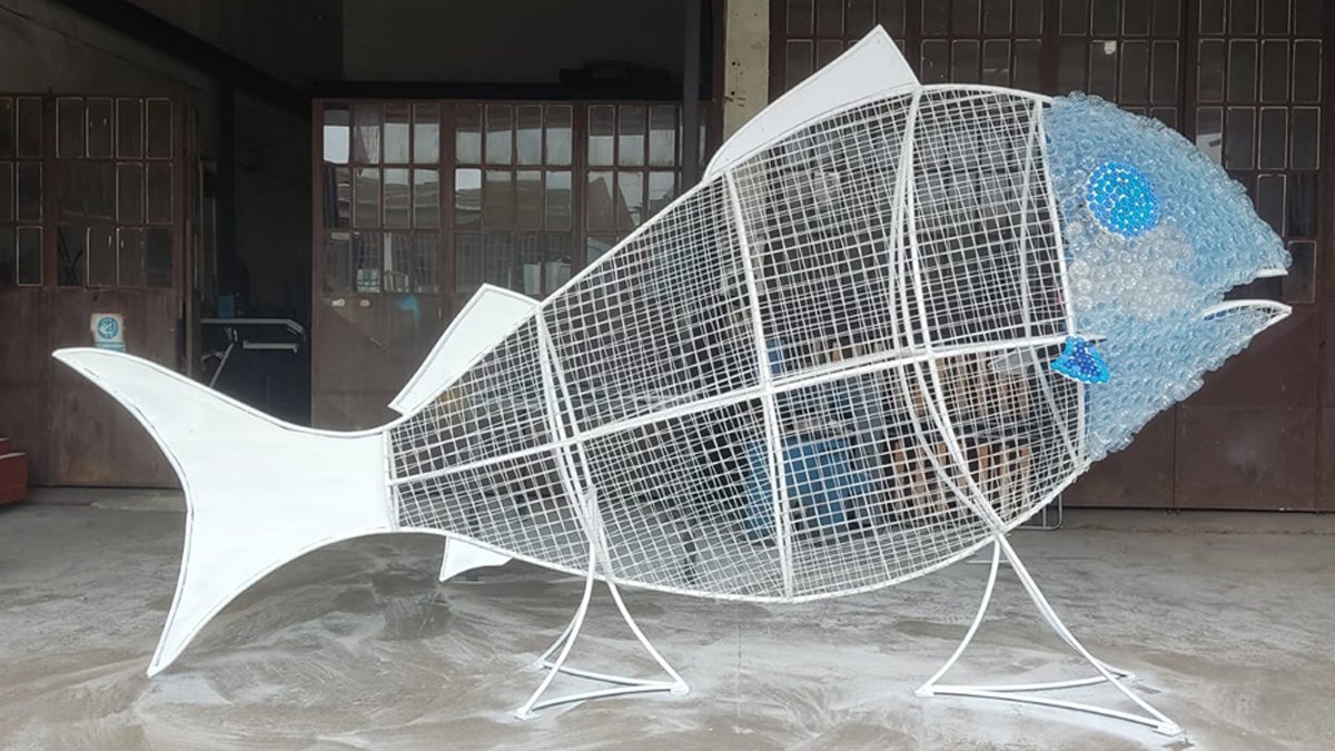 Pet şişelerden balık heykeli yaptı