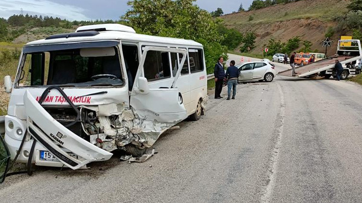 Burdur'da minibüs ile otomobil çarpıştı: 13 yaralı