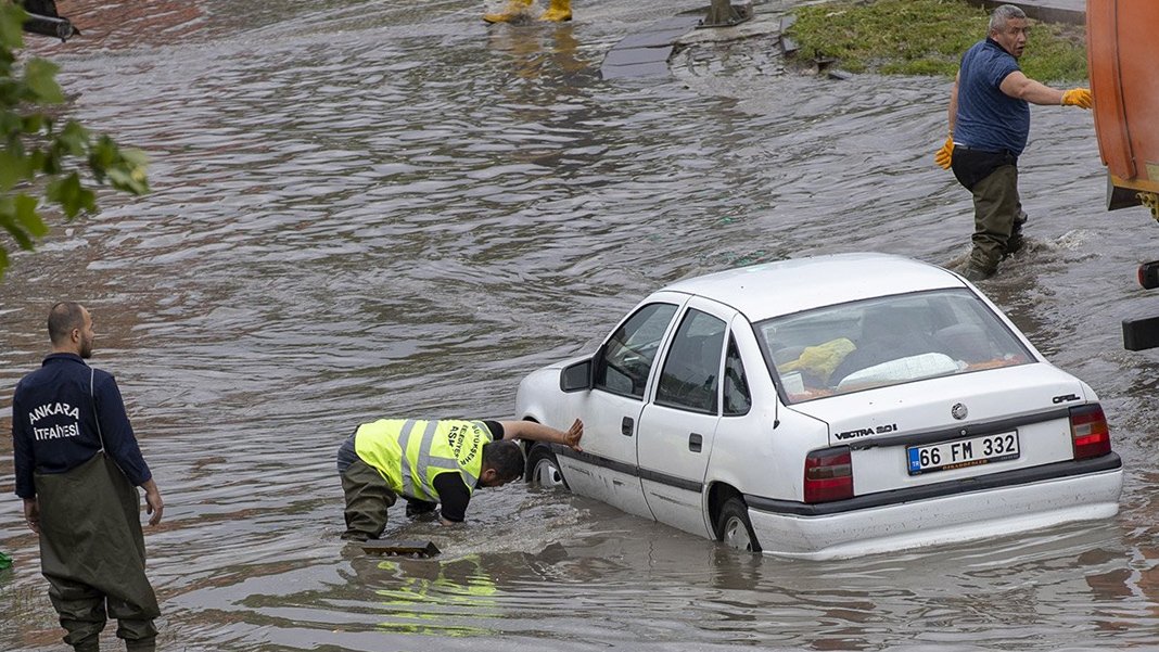 Başkent'te yine sağanak alarmı: Tüm izinler iptal!