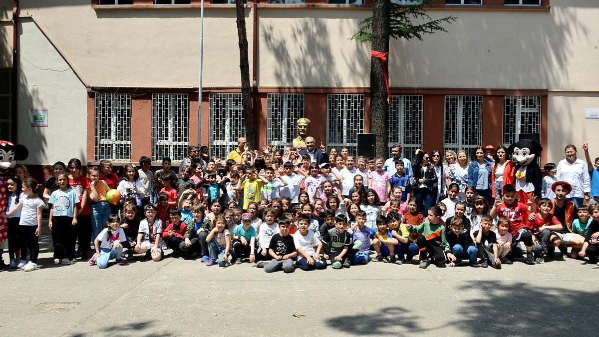 Başkan Bakkalcıoğlu çocukların yıl sonu eğlencesine eşlik etti