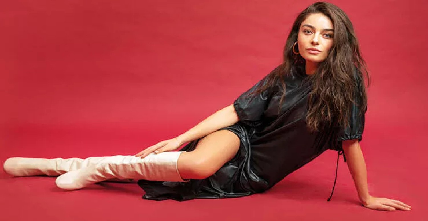 Oyuncu Ayşe Ayşin Turan o siyasetçi ile fena yakalandı! Her şey derbi maçında ortaya çıktı!