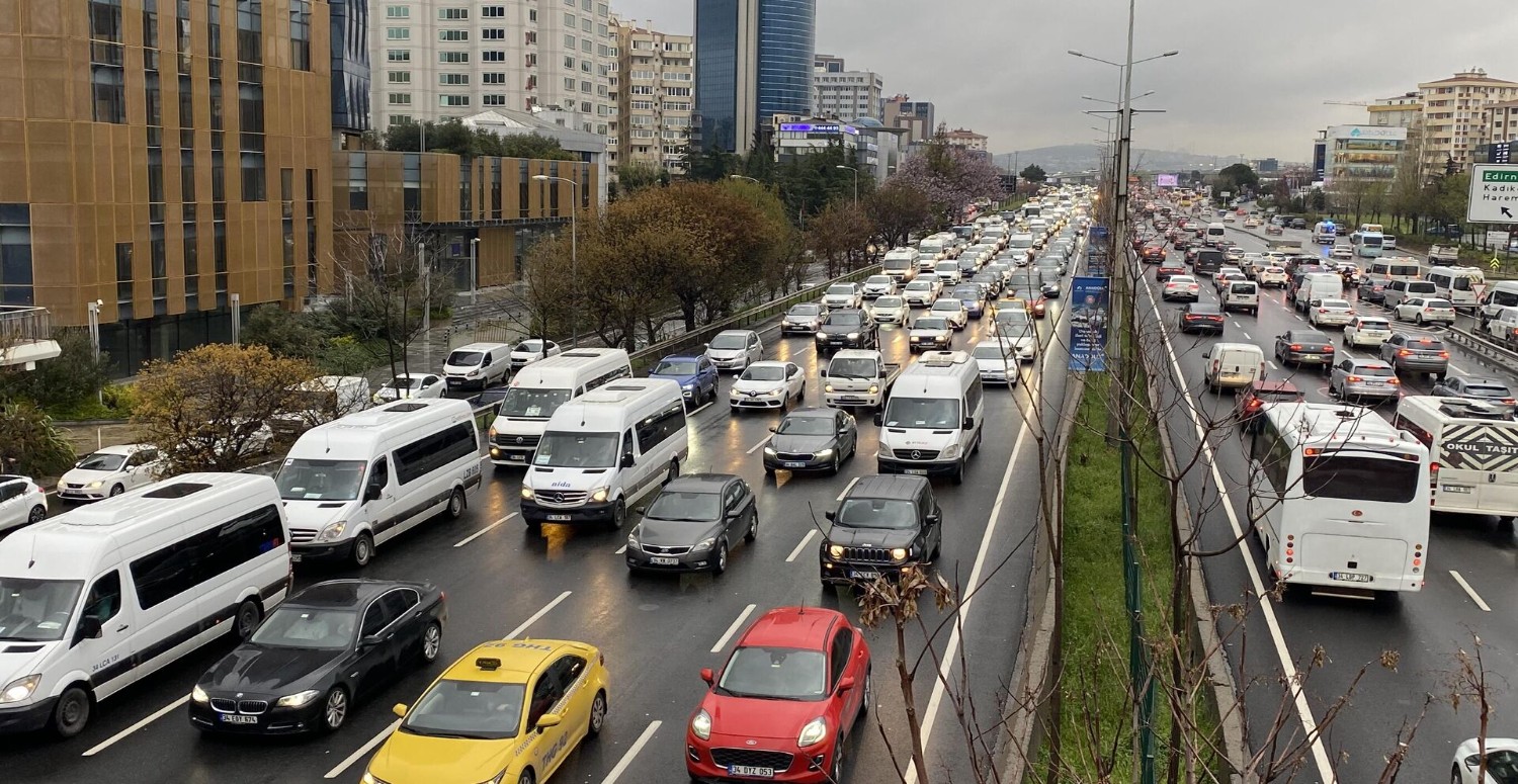 İstanbul'da trafiğe çıkacak olanlar dikkat! Bu yollar kapatılacak: Yola çıkmadan listeye bakın