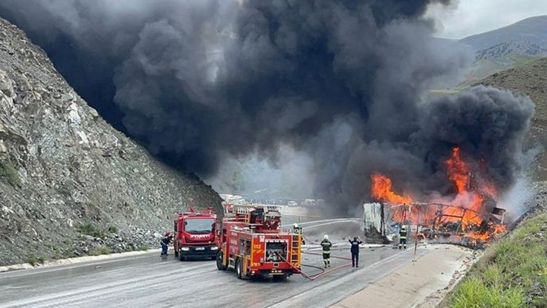 Kafa kafaya çarpışan iki TIR alev topuna döndü: Sürücüler hayatını kaybetti