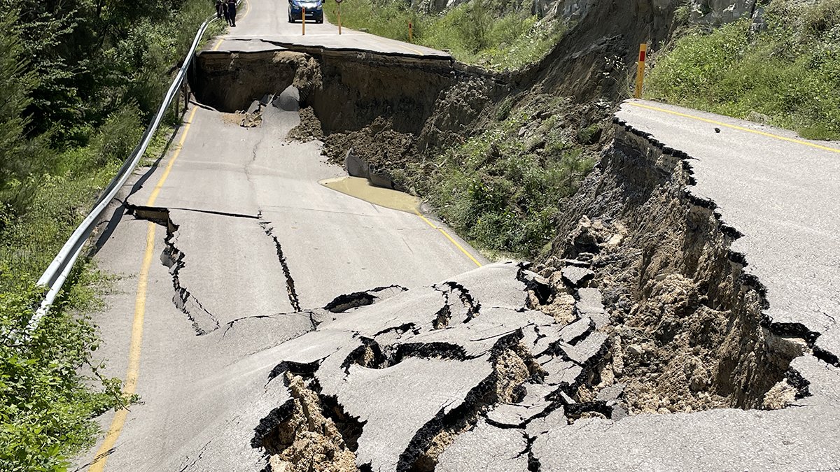 Su borusunun patlamasıyla Karabük'te köy yolu çöktü