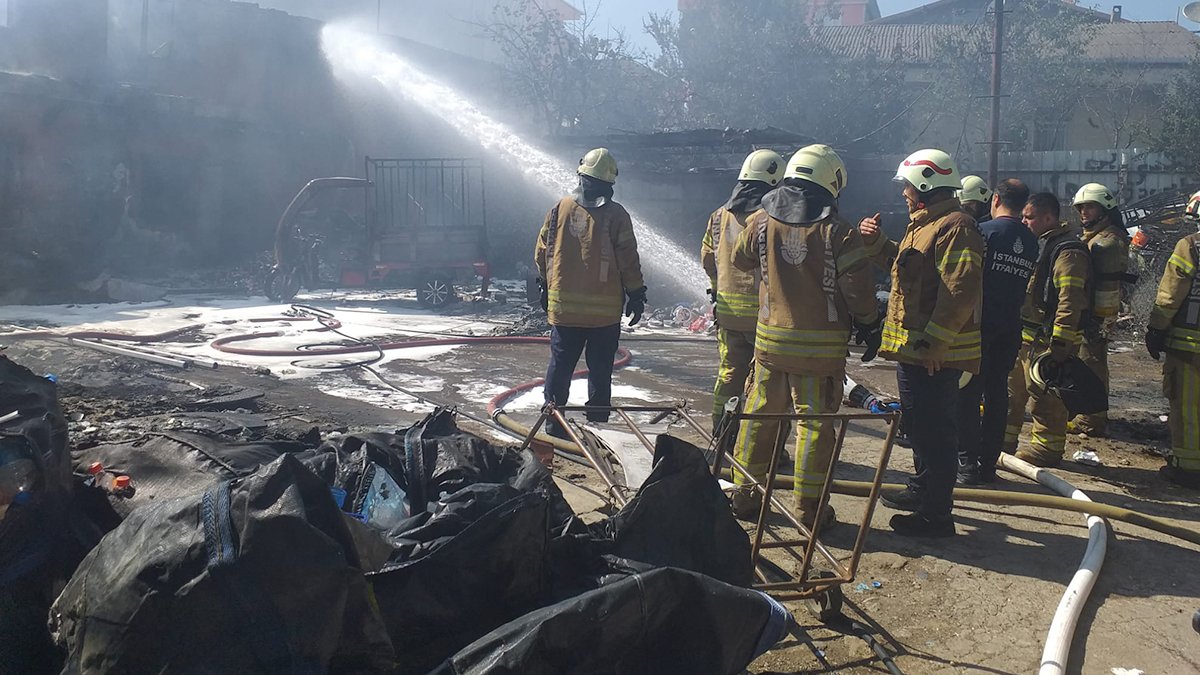 Pendik'te hurda deposunda yangın