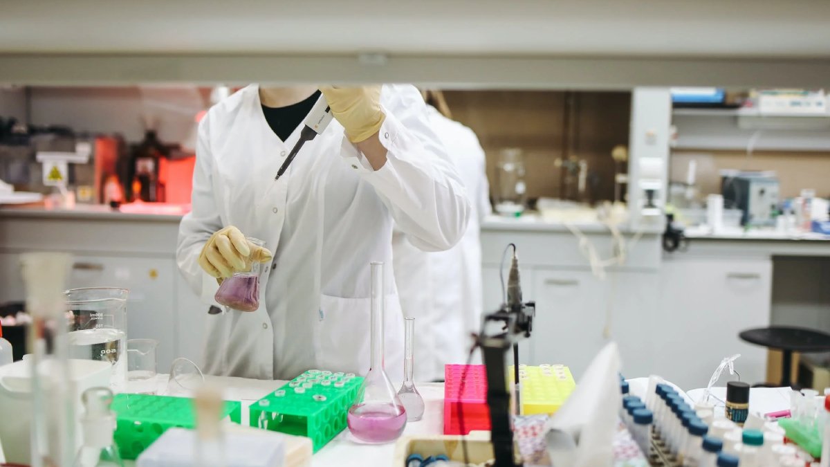 ‘Komplo teorisi’ gerçek oluyor: Kovid-19 laboratuvardan yanlışlıkla sızmış