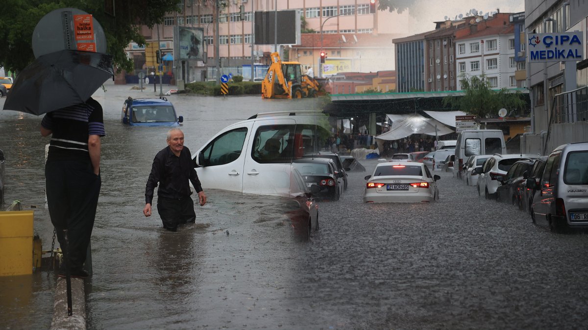 Ankara'da yarım saatte afet! Sağanak yağış kenti yine göle çevirdi