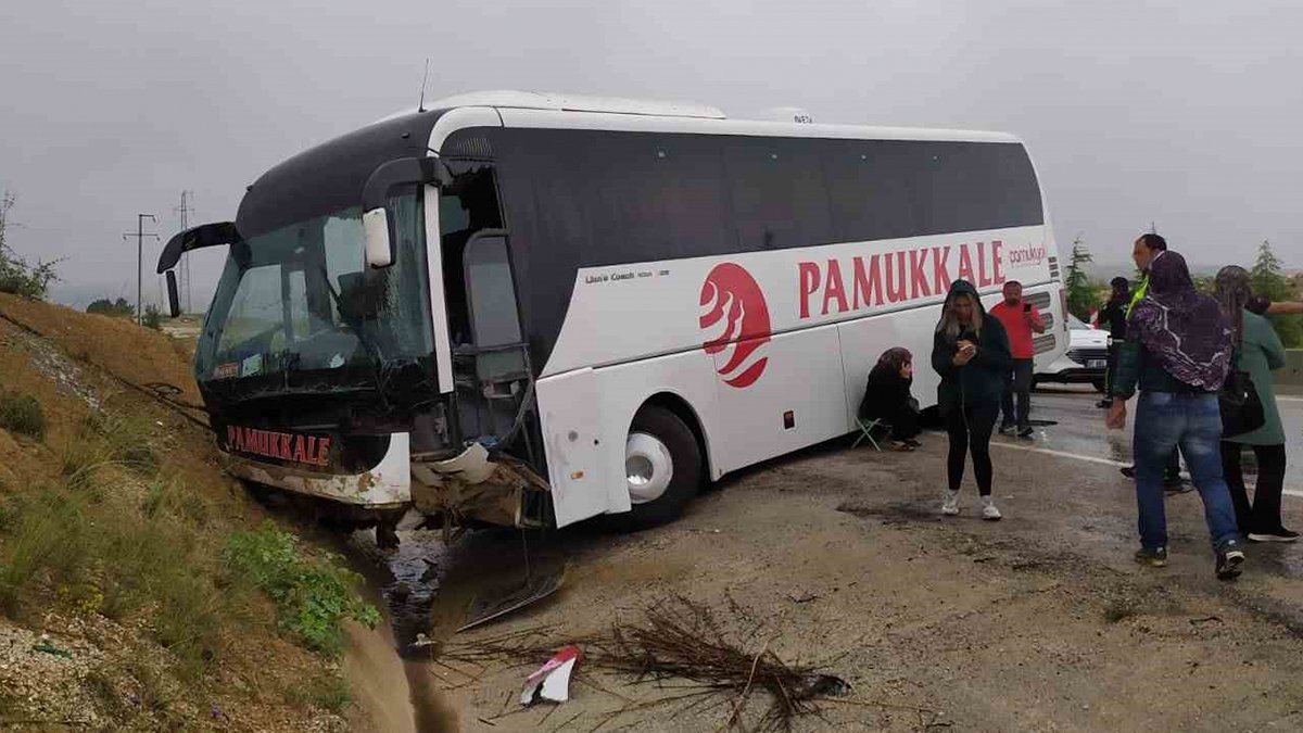 Antalya'da yolcu otobüsü devrildi: 10 yaralı