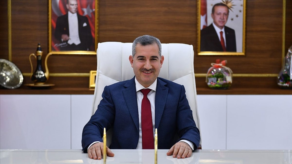 Depremde konutları hasar gören belediye başkanından ilginç savunma: Kaza yapacağız diye trafiğe çıkmayalım mı?