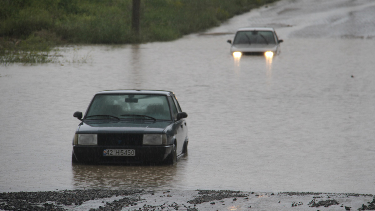 Konya'da hayat felç! Yollar göle döndü, araçlar mahsur kaldı