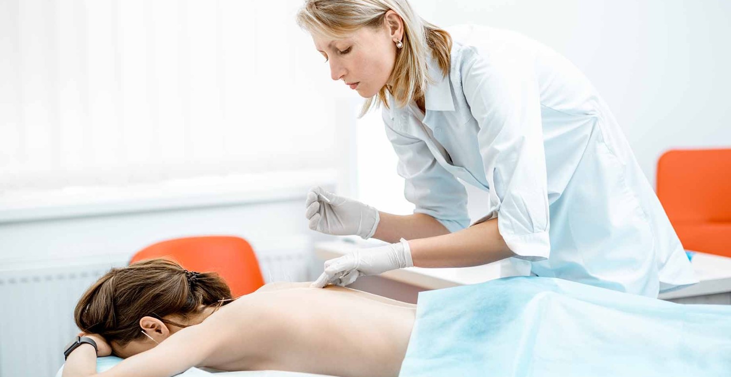 Sırt ve omuzdaki sivilcelerden kurtulmak bu kadar kolaymış! Mucize formülü deneyen kozmetiğe para vermiyor