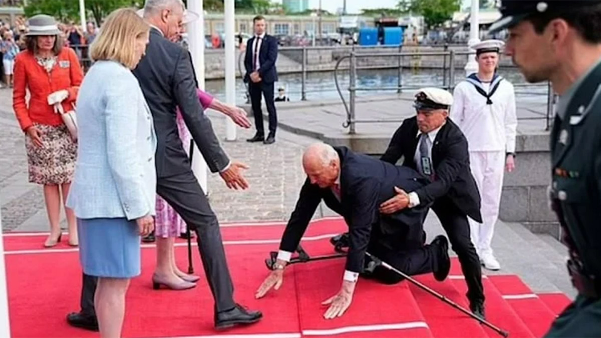 Norveç Kralı kırmızı halıda yere kapaklandı