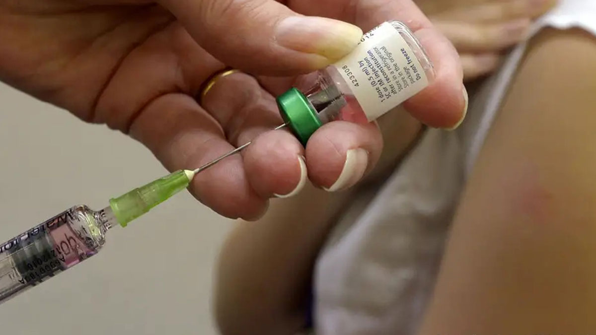 Ölüm haberleri peş peşe gelmişti, mutlaka bir doz aşı yaptırın! Uzmanlardan korkutan 'salgın' uyarısı