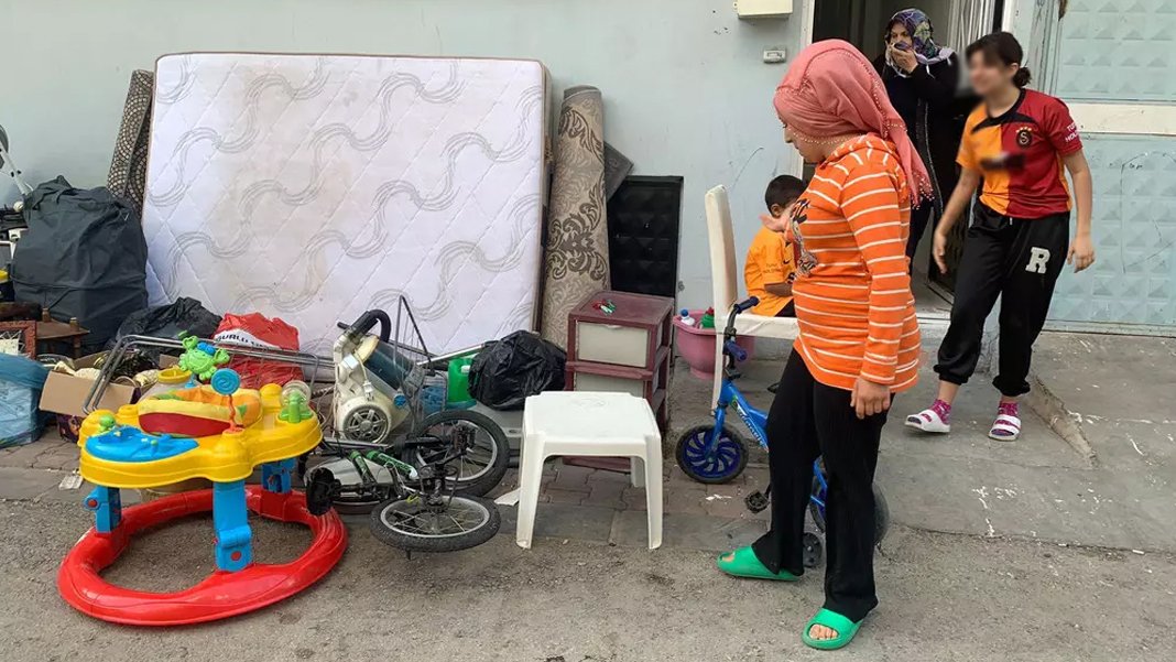 Zama doymayan ev sahibi tehditten sonra bunu da yaptı: Kiracıyı 2 çocuğuyla sokağa atıp evi kiraladı