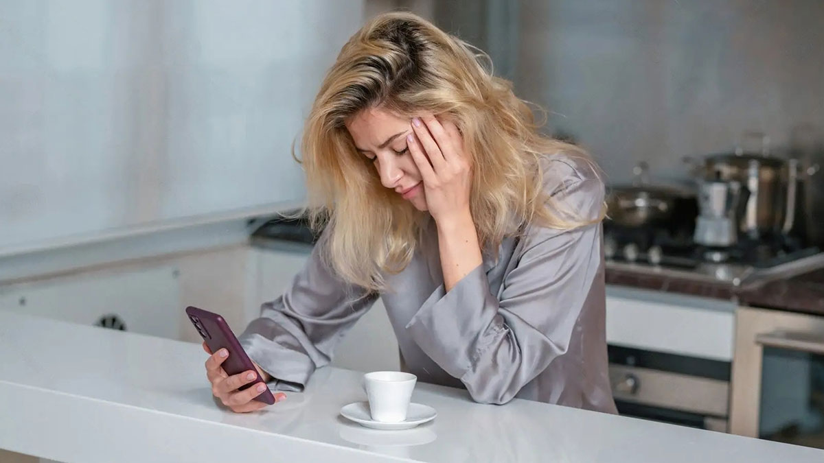 Baş ağrısı geçmeyenler çaya iki tutam bunu eklesin! Baş ağrısını anında gideriyor