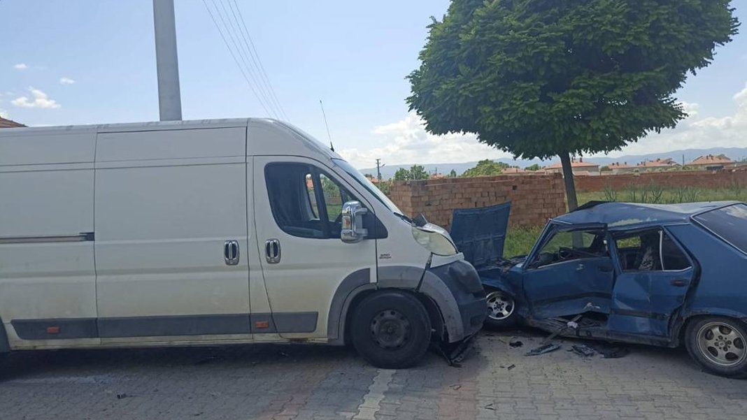 12 yaşındaki çocuğun kullandığı araç kamyonetle çarpıştı: 5yaralı