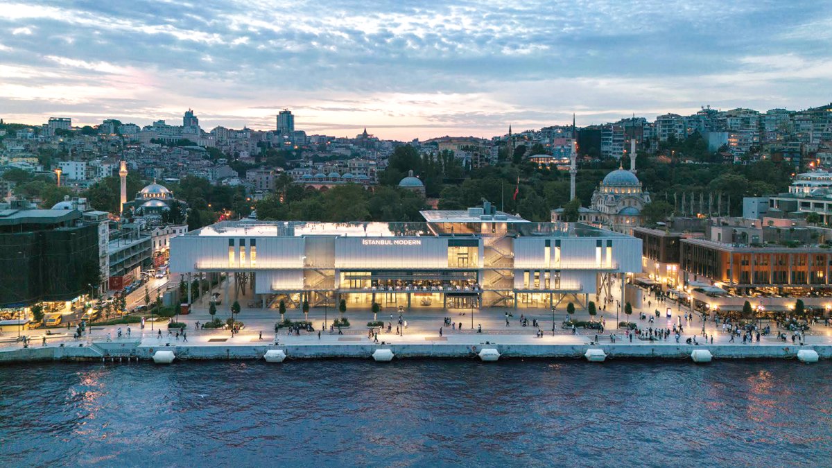 ‘İstanbul Modern üstüne henüz su sıçramış bir deniz canlısı’