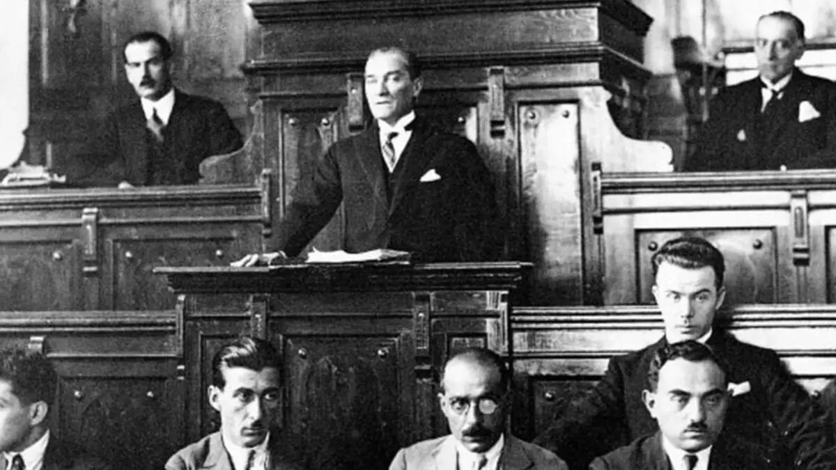 Cumhuriyet ne zaman ilan edildi?