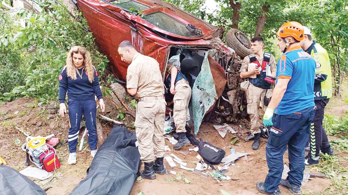 Depremden kurtuldular düğün yolunda can verdiler