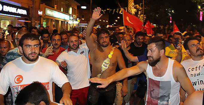 Başpehlivan Recep Kara er meydanından çıkıp demokrasi nöbetine katıldı