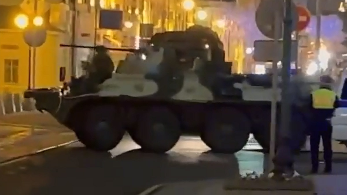 Rusya’da askeri darbe girişimi: Zırhlı araçlar sokağa indi