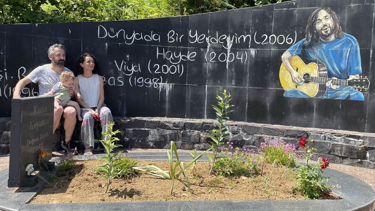 Kazım Koyuncu, mezarı başında şarkılarla anıldı