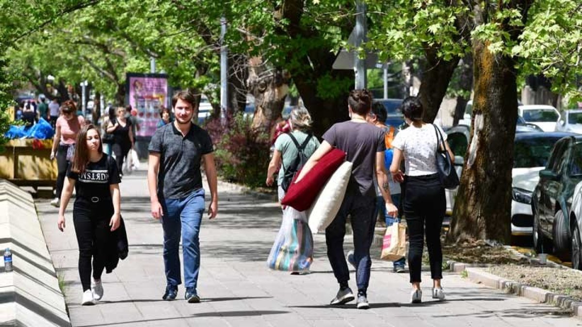 Gençlik ‘kalabalık eve’ sıkışmış halde