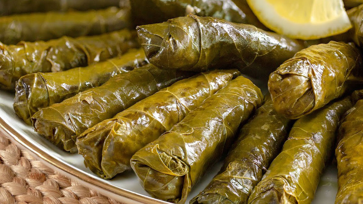 Bu yaprak sarma tarifiyle bayram ziyaretinin yıldızı siz olun! Kalem gibi yaprak sarması tarifi
