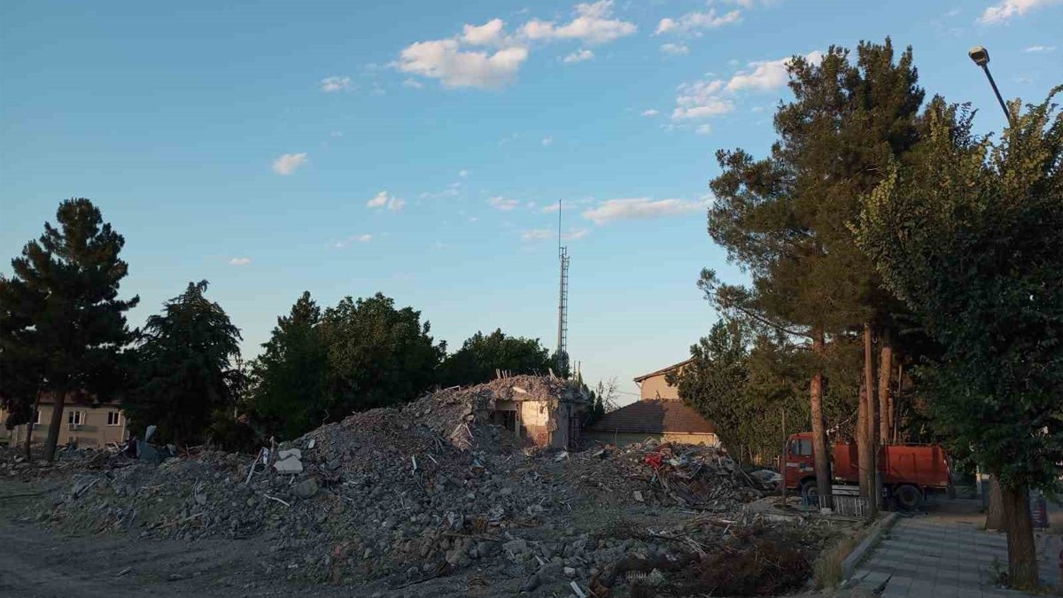Depremde hasar gören 41 yıllık hükümet konağı yıkıldı