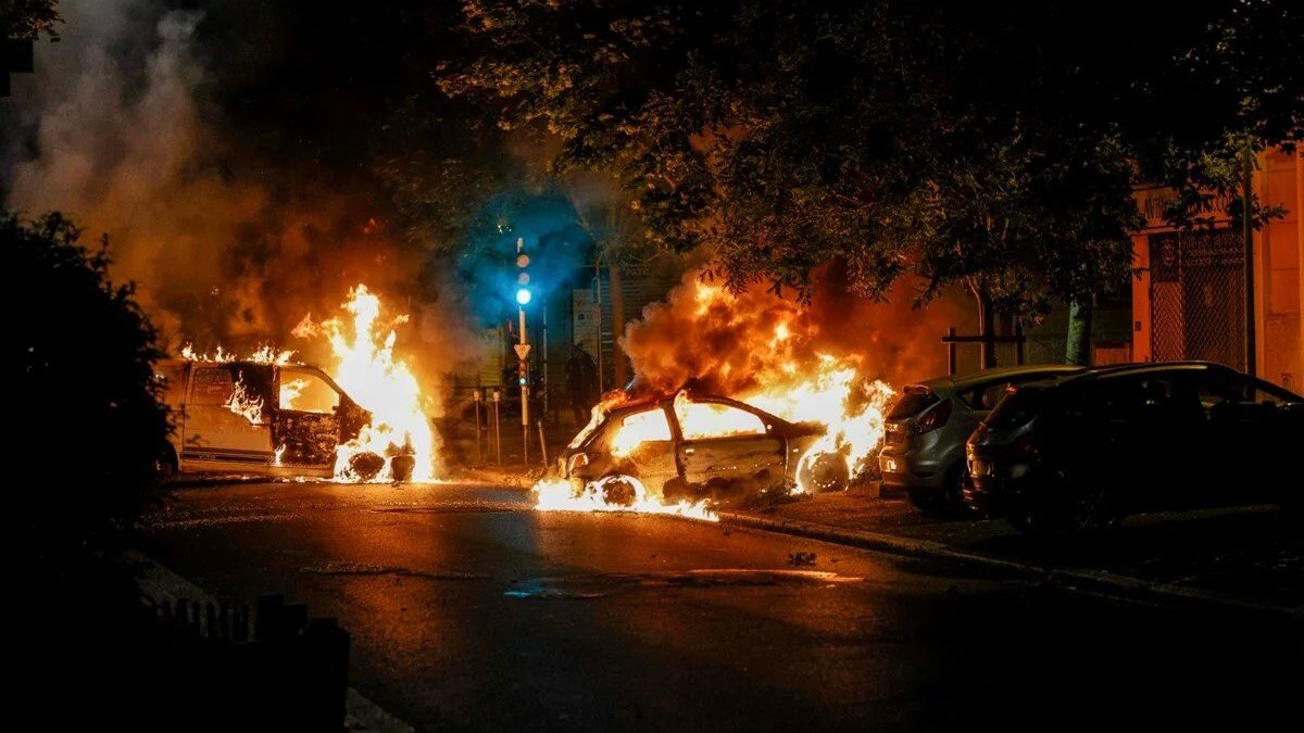 Fransa yangın yeri: 170 yaralı, 421 gözaltı, sokağa çıkma yasağı...