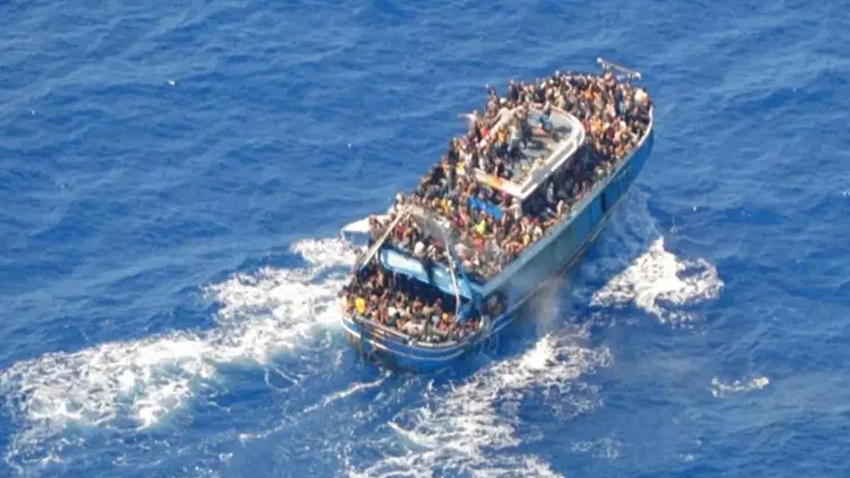 Reuters tanıklara dayandırarak duyurdu: Göçmen teknesi Yunan ekip halatla çekerken battı