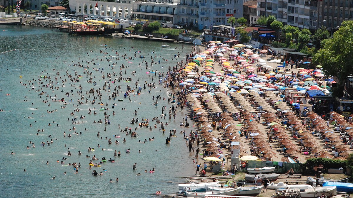 Amasra'da bayram yoğunluğu: Bir günde 10 bin araç girdi