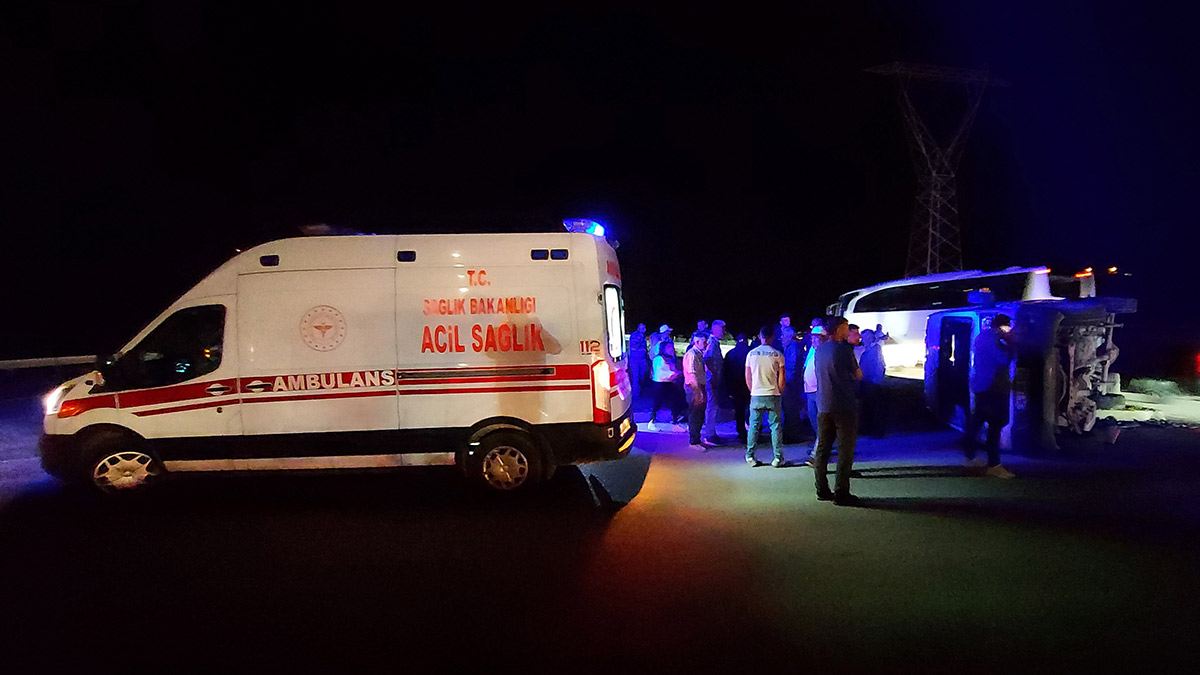 Amasya'da otomobil ve minibüs çarpıştı: 17 yaralı