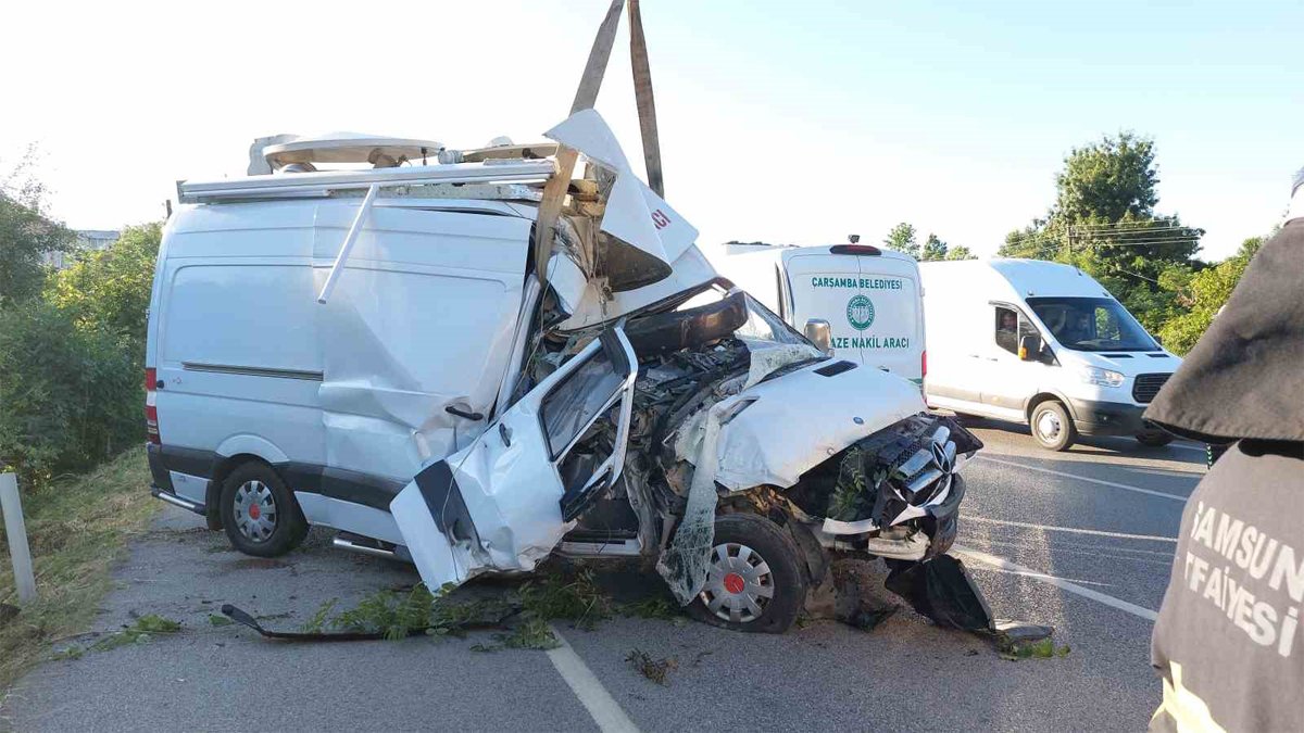Yoldan çıkan canlı yayın aracı direğe çarptı: 2 ölü, 1 yaralı