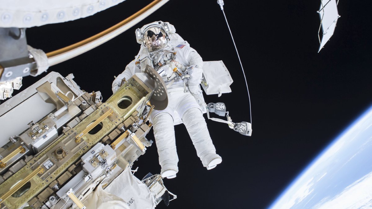 NASA’dan inanılmaz ‘geri dönüşüm’ buluşu: Astronotlar idrar ve terlerini içecek