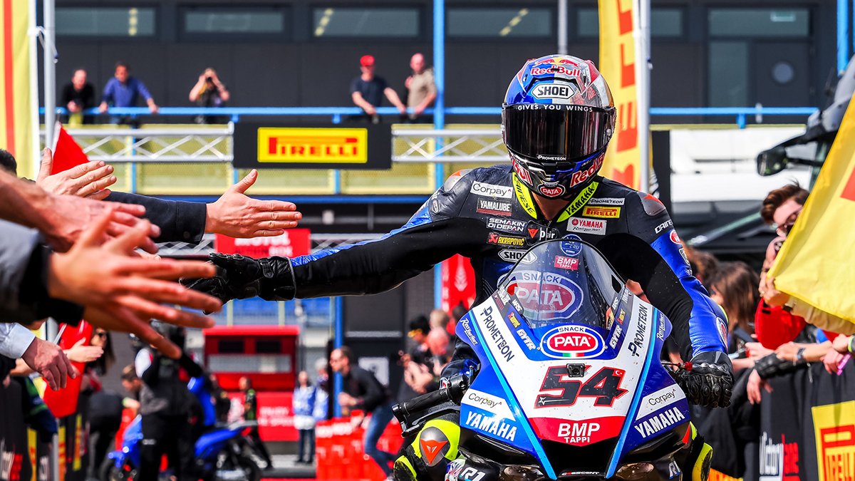 Milli motosikletçi Toprak Razgatlıoğlu'ndan İngiltere'de birincilik