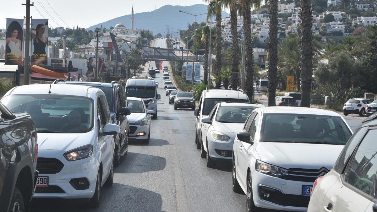Bodrum'da 2,5 günde 110 bin araç çıkış yaptı: Tatil dönüşü manzara yine aynı
