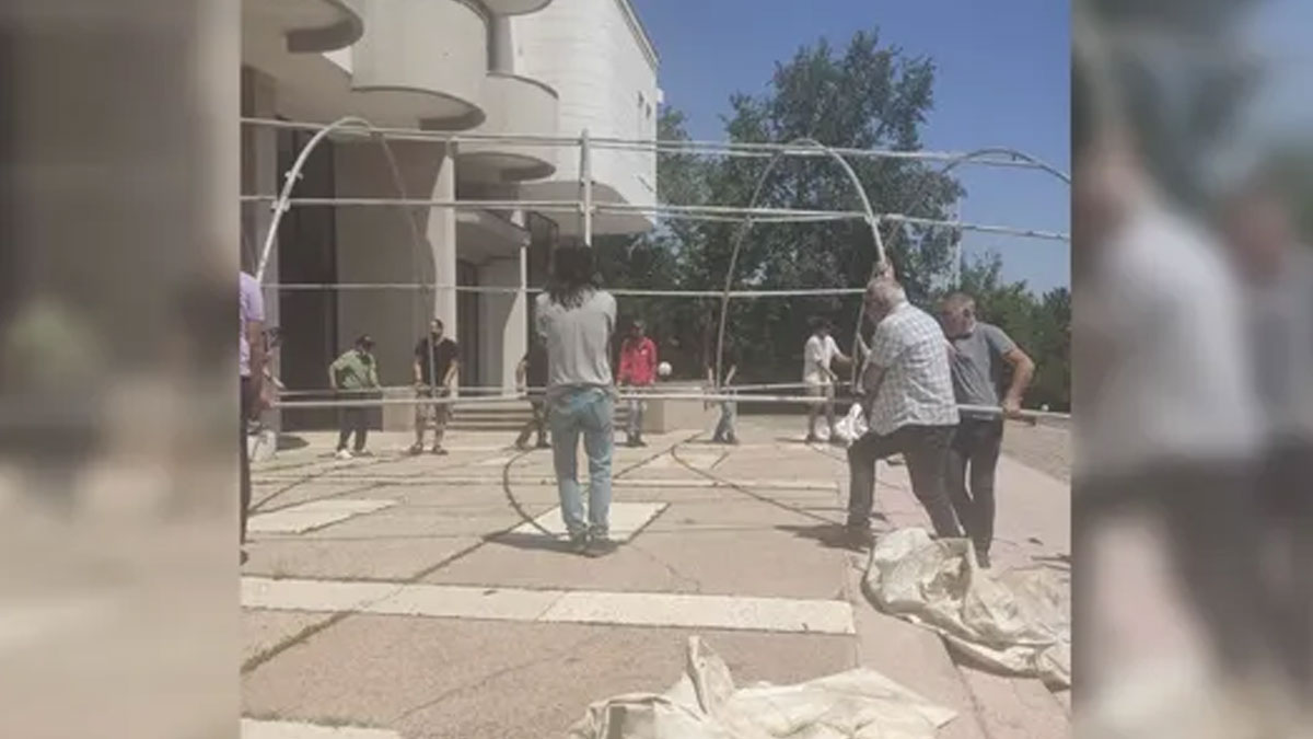 ODTÜ'de işçiler rektörlük önüne çadır kurdu: İş yapmıyoruz, eylemdeyiz